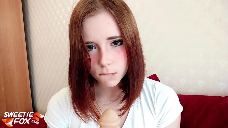 Sweetie Fox: Ragazza sexy si masturba la figa dopo aver visto il...