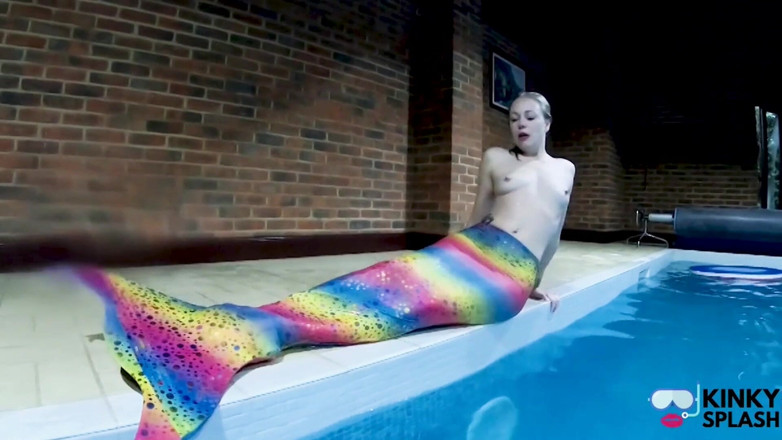 UKCuteGirl Lucy Lauren: Sereia cativa brinca com você na piscina
