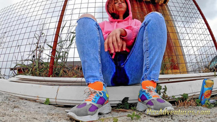 Pee Adventures: Kencing palung seluar jeans biru ketatnya di luar rumah