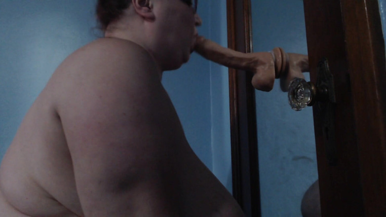 Rose Westt Studios: BBW practices BJ on mirror with big white dildo