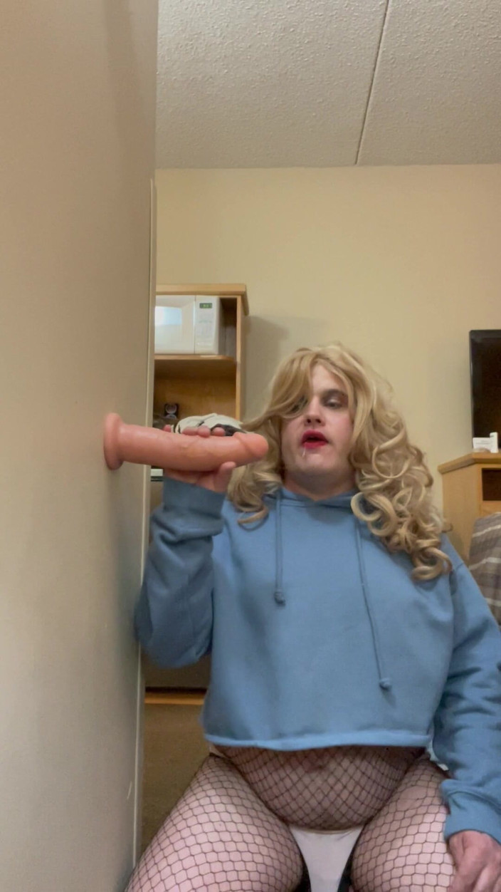 JonnyCakes: 在骑在地板上之前弯下腰把一根大假阳具插进我的菊花