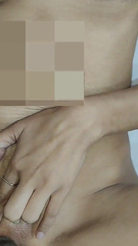 Net Hintli yenge kocasına sürpriz hediye ve herkes pozisyonuyla sikişiyor