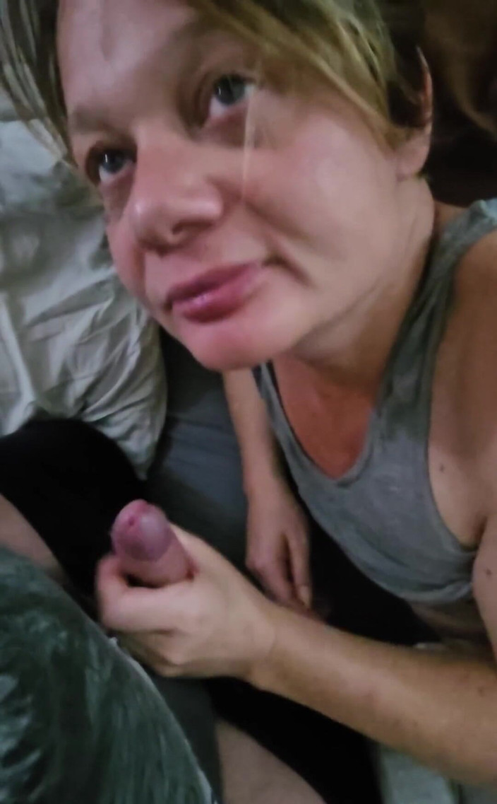 Sofy13: Ein schneller blowjob, er wollte, dass seine MILF ihn lieber...