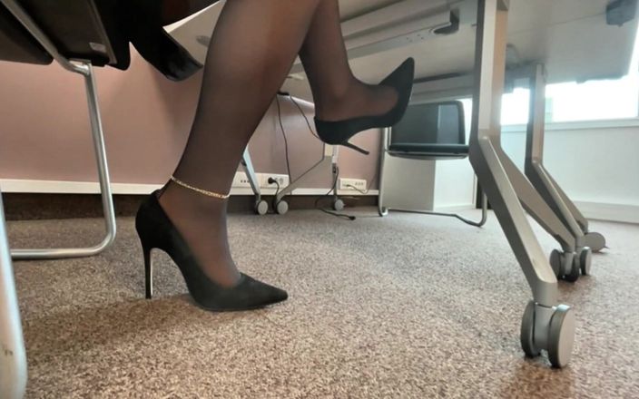 Niki studio: Look at My Feet While I Ignore at Work