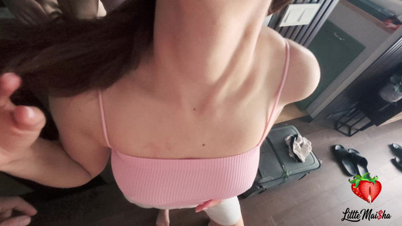 LittleMaisha: 나는 그의 자지에 너무 세게 문질러 젖었고, 마지막에는 그가 내 보지를 쐈다