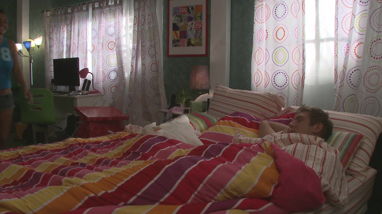 Pervy Studio: Büyük memeli 19 yaşındaki esmer, Charley Chase fışkırtana kadar sikiliyor