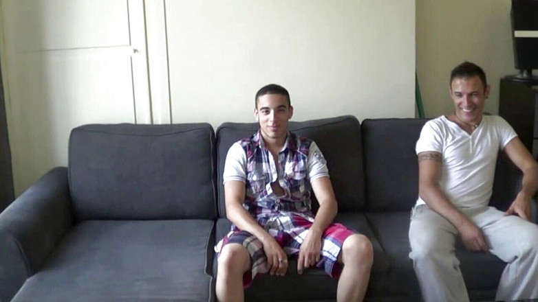 Gaybareback: Kevin bị marrocain đụ eo biển trong ghế sofa