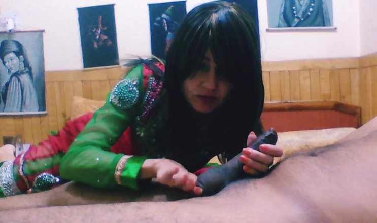 Bolly Karma: Mama vitregă și-a luat pula fiilor vitregi în mâini