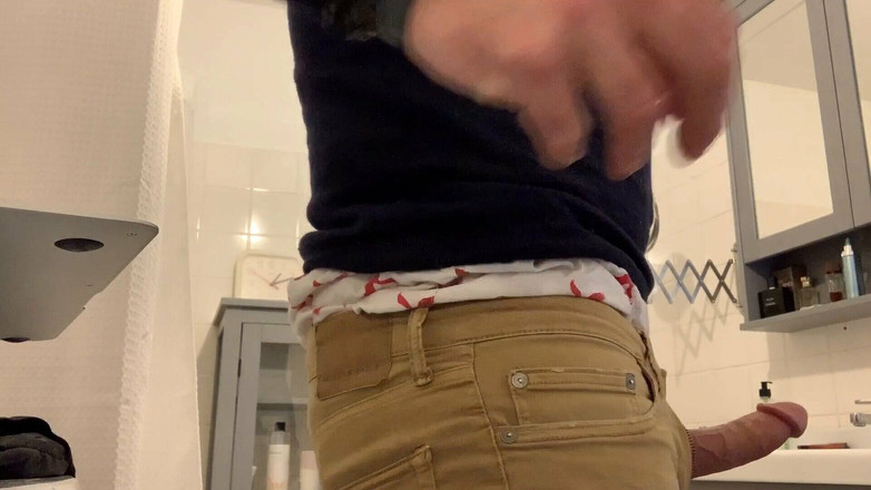 TJenner: バスルームで殴り飛ばし、いたるところに精液の染み、ブラックジーンズフェチの乾燥した精液の染み。ボクサーも。