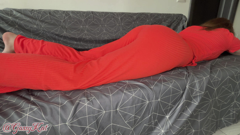 GassyKat: Kanepede seksi kırmızı kıyafetli osuruk fırtınası