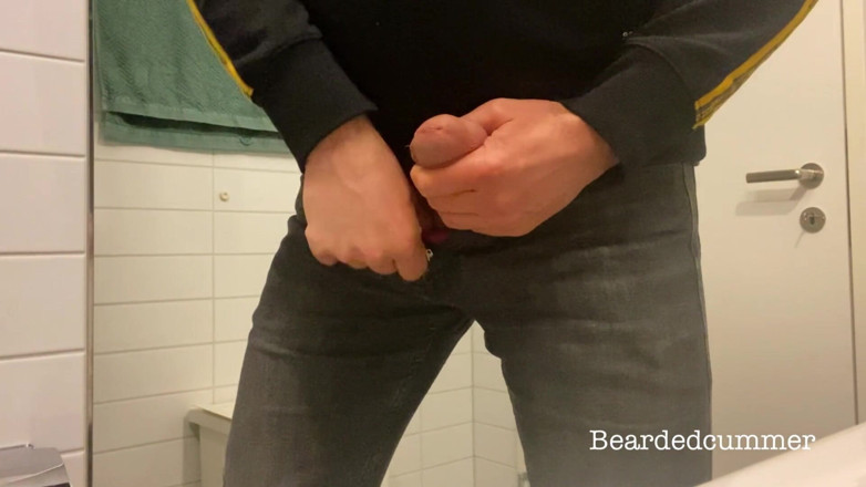 Beardedcummer: Papà fa pipì e mostra il cazzo morbido