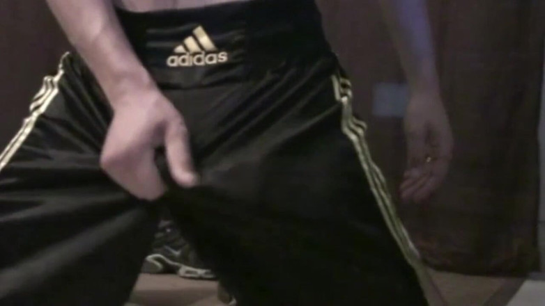 Sneaker gay: Соло мастурбация кроссовками для парня-гетеросексуального