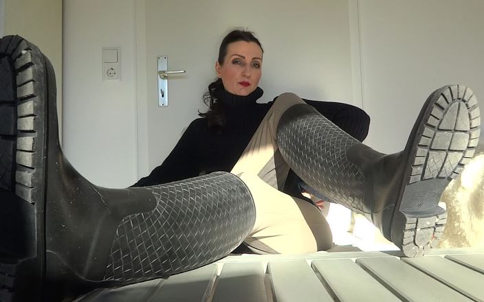 Lady Victoria Valente: Čichej mé bílé zpocené ponožky nohou a znič svůj orgasmus
