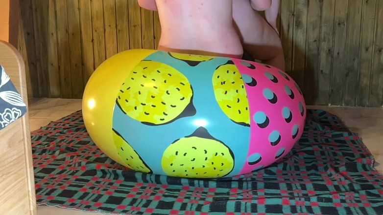 BeachBallsDuo: Два огромных 42 и 48 пляжных мячей раздавлены под наши 200 кг!