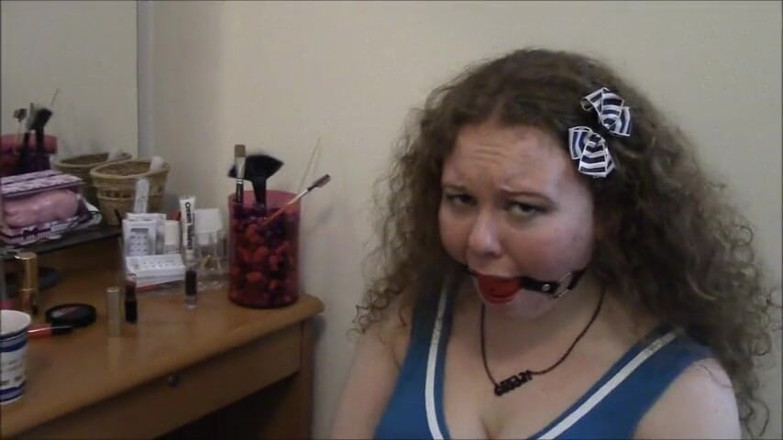 Selfgags classic: Enviada pela minha meia-irmã amante da mordaça!