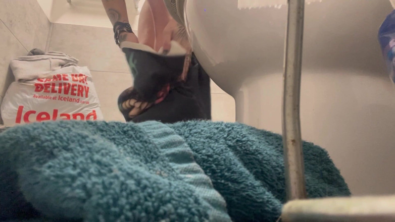 Glitterqueen1999: Giantess Tiny Man Watches Wash and Wank