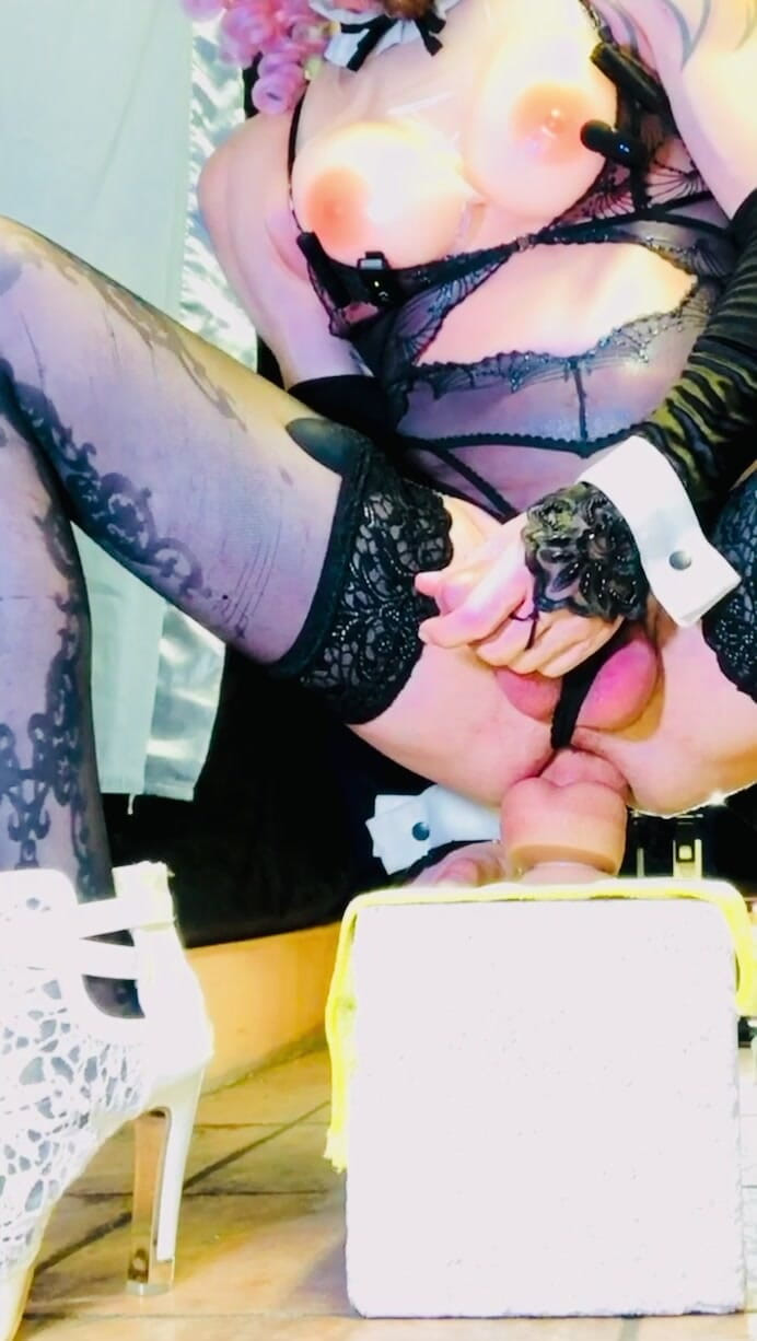 Benito414: Cewek semok ini lagi asik muasin memeknya pakai dildo ukuran...