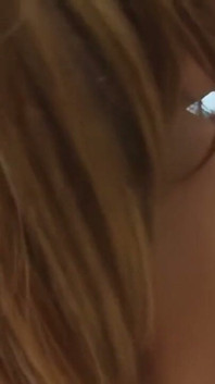 MILF berminyak menjolok dan menjolok antara satu sama lain dengan ghairah