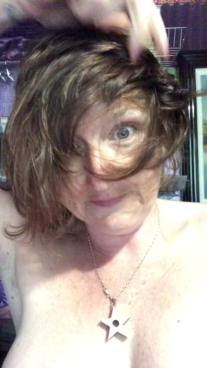 MistressWriggler: मेरे बेडरूम में एक गिलास में कैथेटर पेशाब करने के अलावा मेरे बालों वाली चूत के होंठ फैलाना। आप मेरे तंग मिंज का एक महाकाव्य दृश्य दे रही है