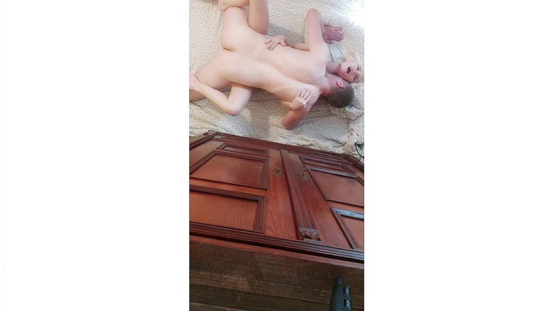 Wet Pussy Fuck: Follando a una pareja caliente con una cámara de pared