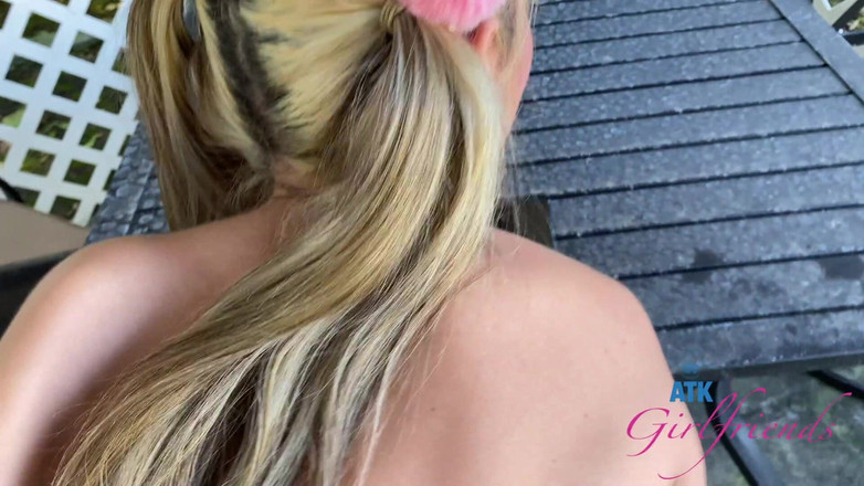 ATK Girlfriends: Virtuellt datum med kåta Lily Adams