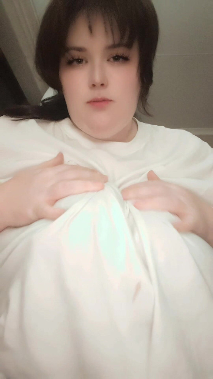 Aliceqii: Grandota gamer chica masturbándose su coño gordo