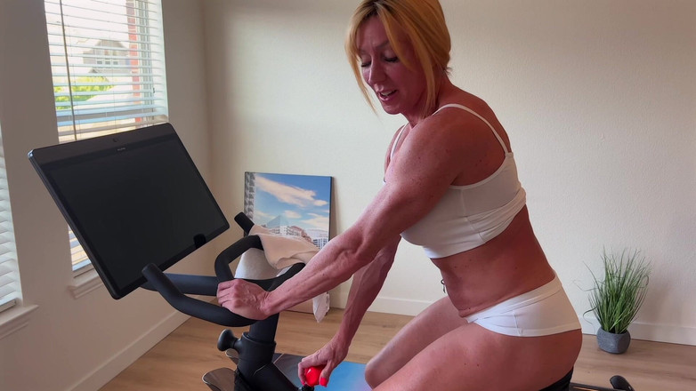 FitwifeJewels: Слезаю с Peloton и Flexing для тебя в обнаженной