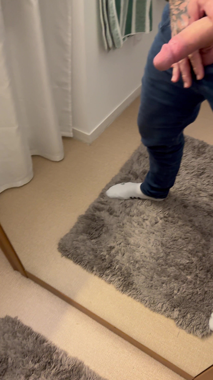 mekcho92000: Jag pissar och masserar min kuk