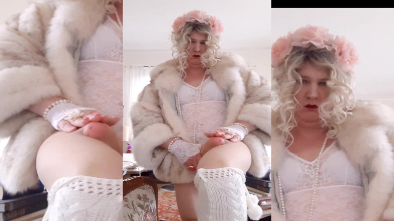 Trans fur bitch: Transfurlady în Arctic-Fox și Ciorapi arată o pulă uriașă