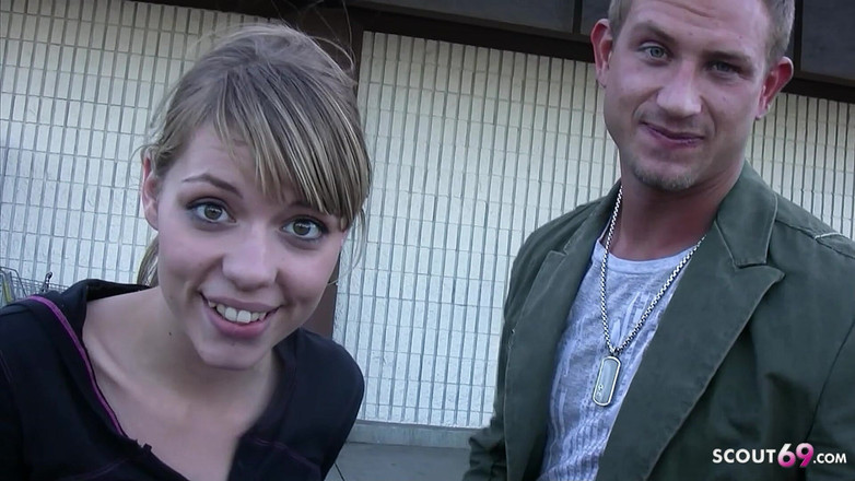 Full porn collection: 金发苗条少女nicole在屋顶上被她的继兄弟偷偷地干了