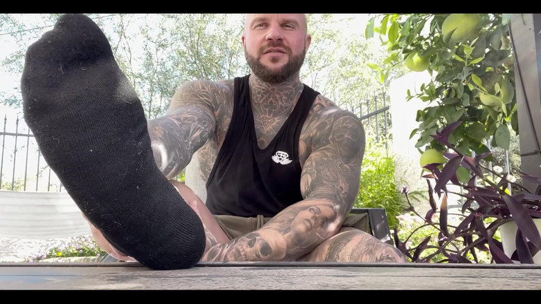 Jasons feet: Baru saja kembali dari gym dan aku duduk di halaman...