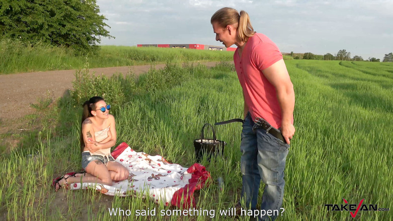 Take Van: Awek comel menangkap matahari di luar rumah ditemui oleh lelaki...