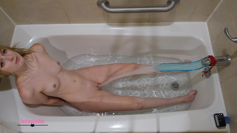 Destination Kat: Masturbace ve vaně