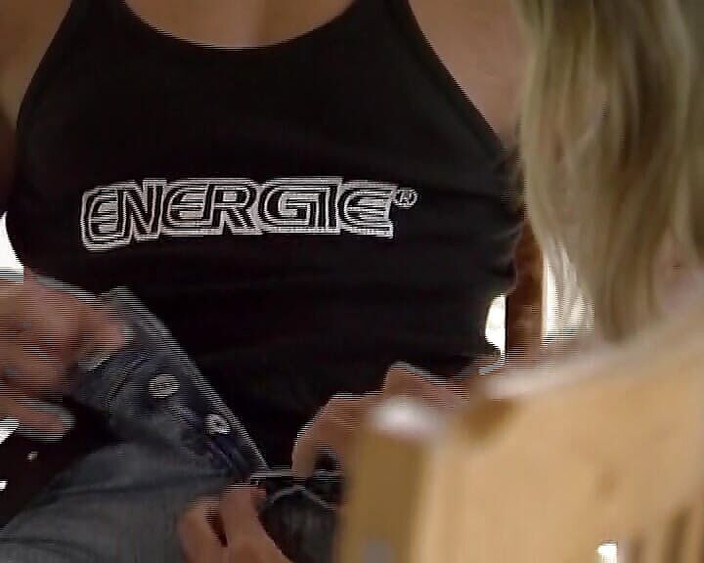 Deutsche XXX Filme: En magnifik blond brud från Tyskland krossas av två hårda...