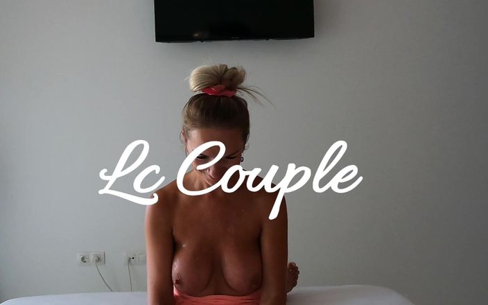 LC couple: O mamă sexy blondă călărește pe o pulă și se masturbează...