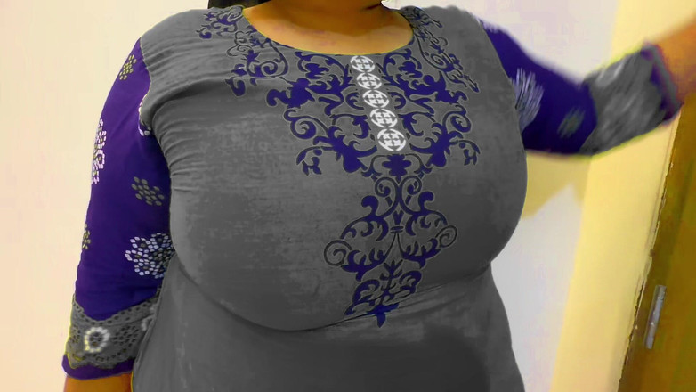 Aria Mia: Desi sexy obrovský zadek a velká prsa tchýně při úklidu místnosti,...