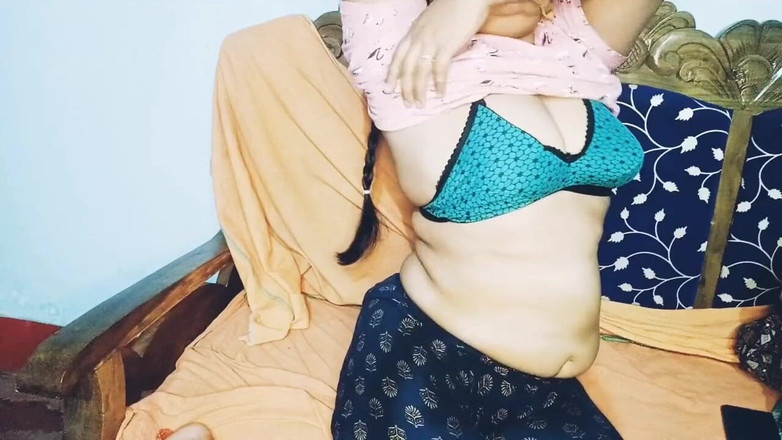 Desi Angel: Indická sexy nevlastní máma svádí a nadržená pro šukání jejího velkého...