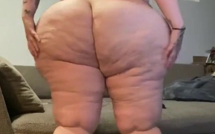 Big beautiful BBC sluts: Красивая толстушка позирует обнаженной и трясет большим животом и огромной попкой