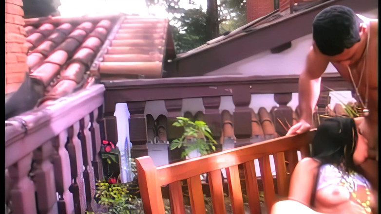 Perv Milfs n Teens: 海滩上的年轻美女的阴户底部有两根鸡巴。-Perv 熟女 n 青少年