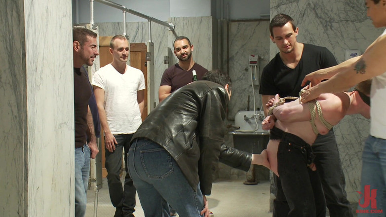 Kink Men Classics: Ethan Hunter：肮脏的荡妇服务一个充满男人的肮脏浴室！