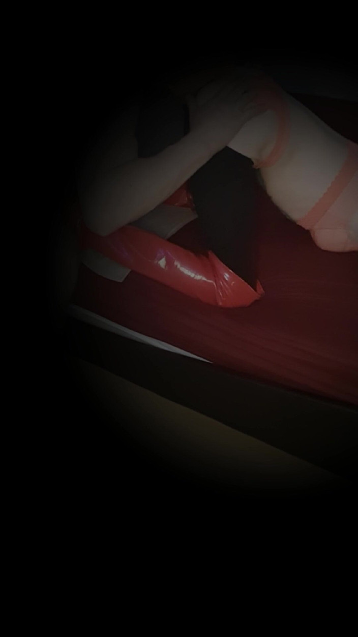 Skinnyminxx_xd: Сисси трахает игрушку в красных сапогах