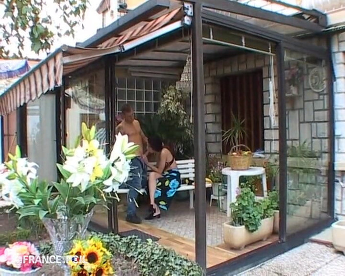 Rue Chaude: 사정 아래에서 얼굴을 만드는 아주 음란한 갈색 머리!