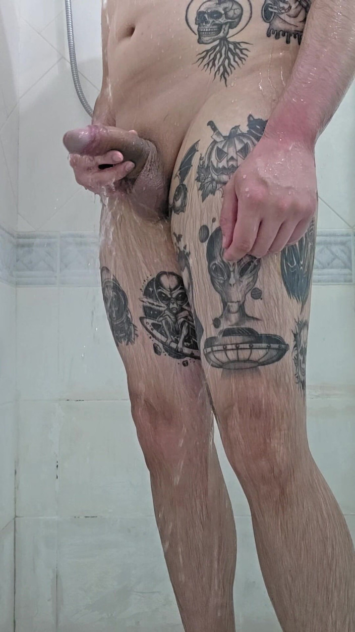 Lkdick8: Chubby ketahuan masturbasi di kamar mandi