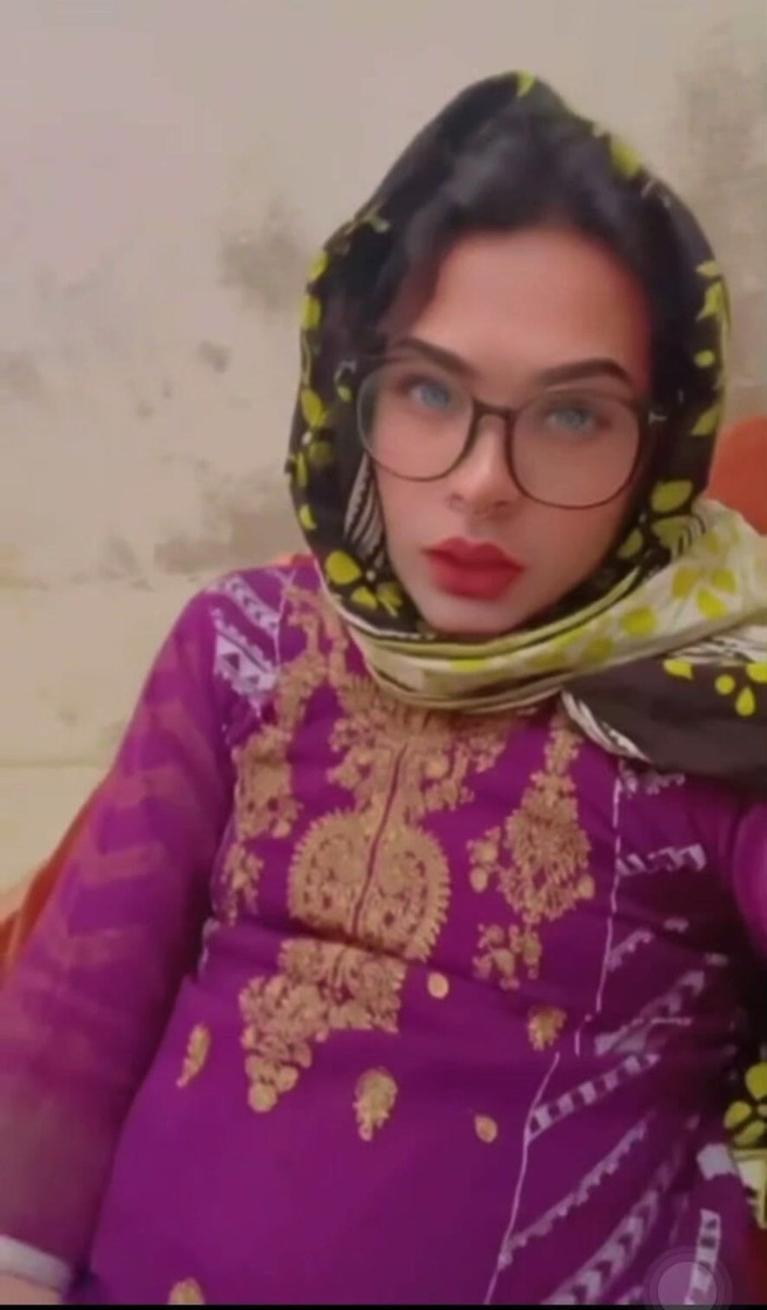 Apple00001: 美しいトランスジェンダーの足コキ