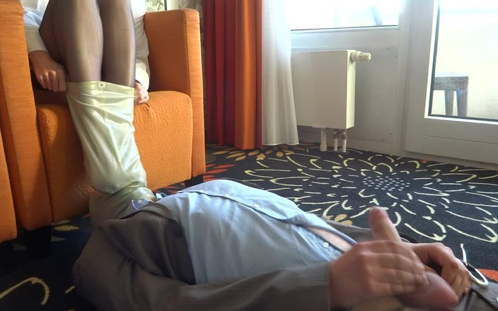 Lady Victoria Valente: 戴着橡胶足罩的奶酪脚射精！