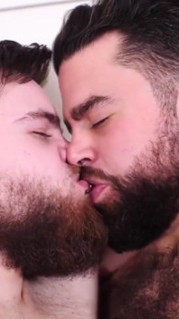 BEARFILMS - Eingefärbte claudio white von großem bären nach blowjob gehämmert