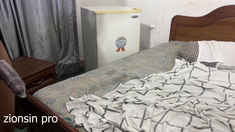 Zion: Me Follo a Mi Gran Hermanastra Musulmana Cuando La Madrastra...