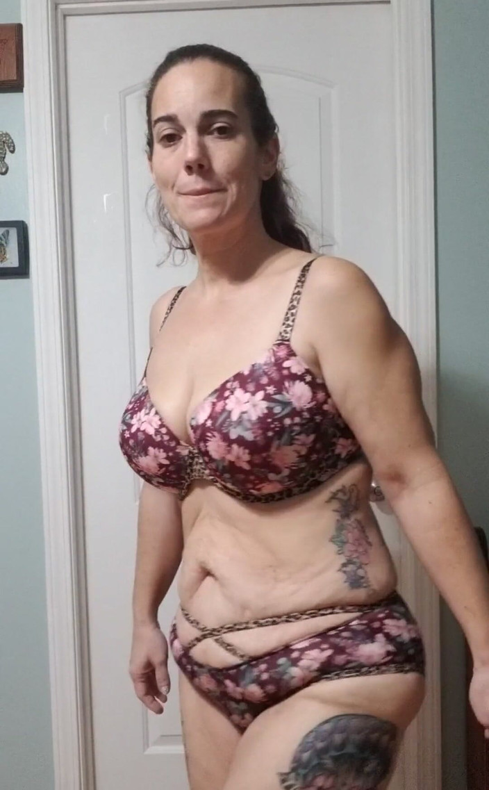 LittleSweetFeet: 试穿一些新的胸罩和内裤...花。。。你觉得怎么样？