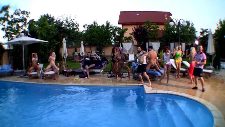 Big Boobs Babe: Orgie în aer liber cu penetrare dublă Blonde Gagici sălbatice futai...