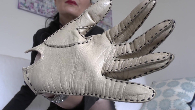 Lady Victoria Valente: Beige Leather Gloves with a Strong Leather Scent on Your...